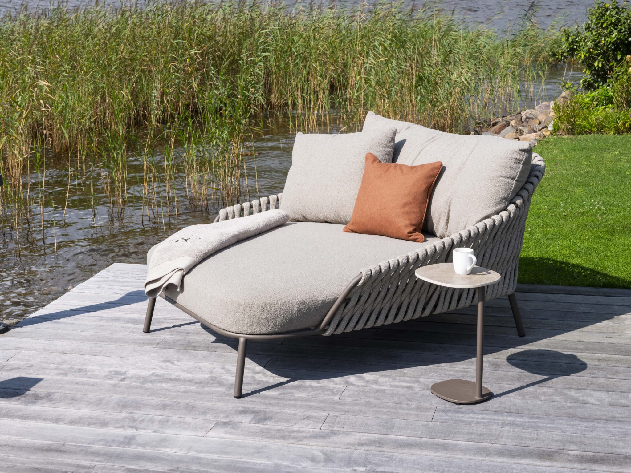4SO_Montera sunbed Terre with Sofie side table outdoor 01 (1)-min 4SO Montera Daybed - Afbeelding 1
